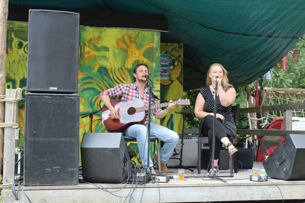 Het akoestische duo Kim en Nick tijdens het Full Color Festival.